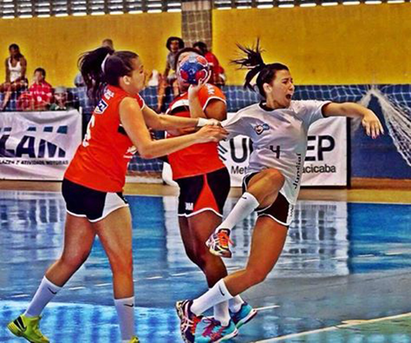 Armadora central Mariana Manicardi de 18 anos durante partida (foto: divulgação)